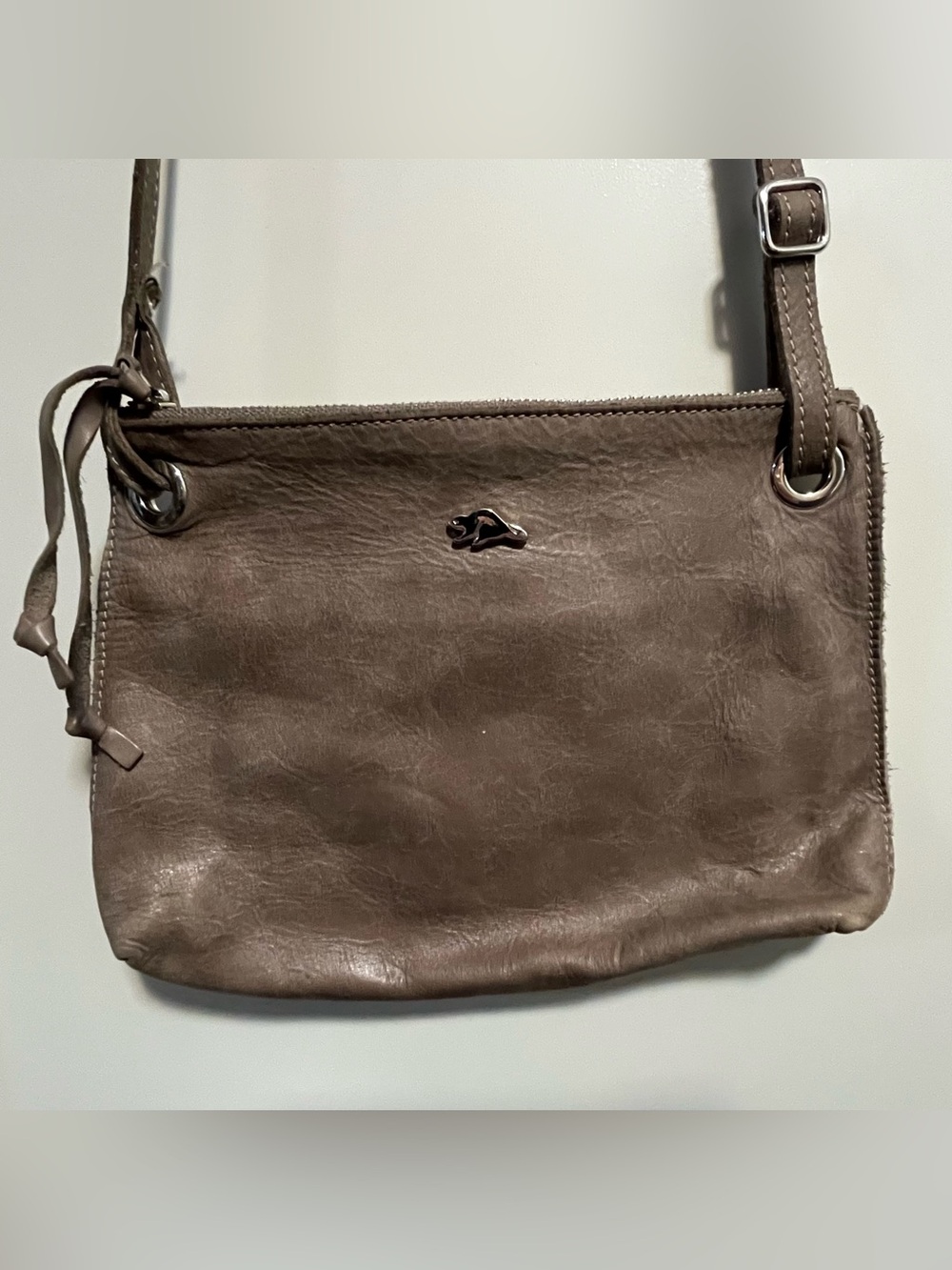 Roots Edie Leather Crossbody Bag in Taupe